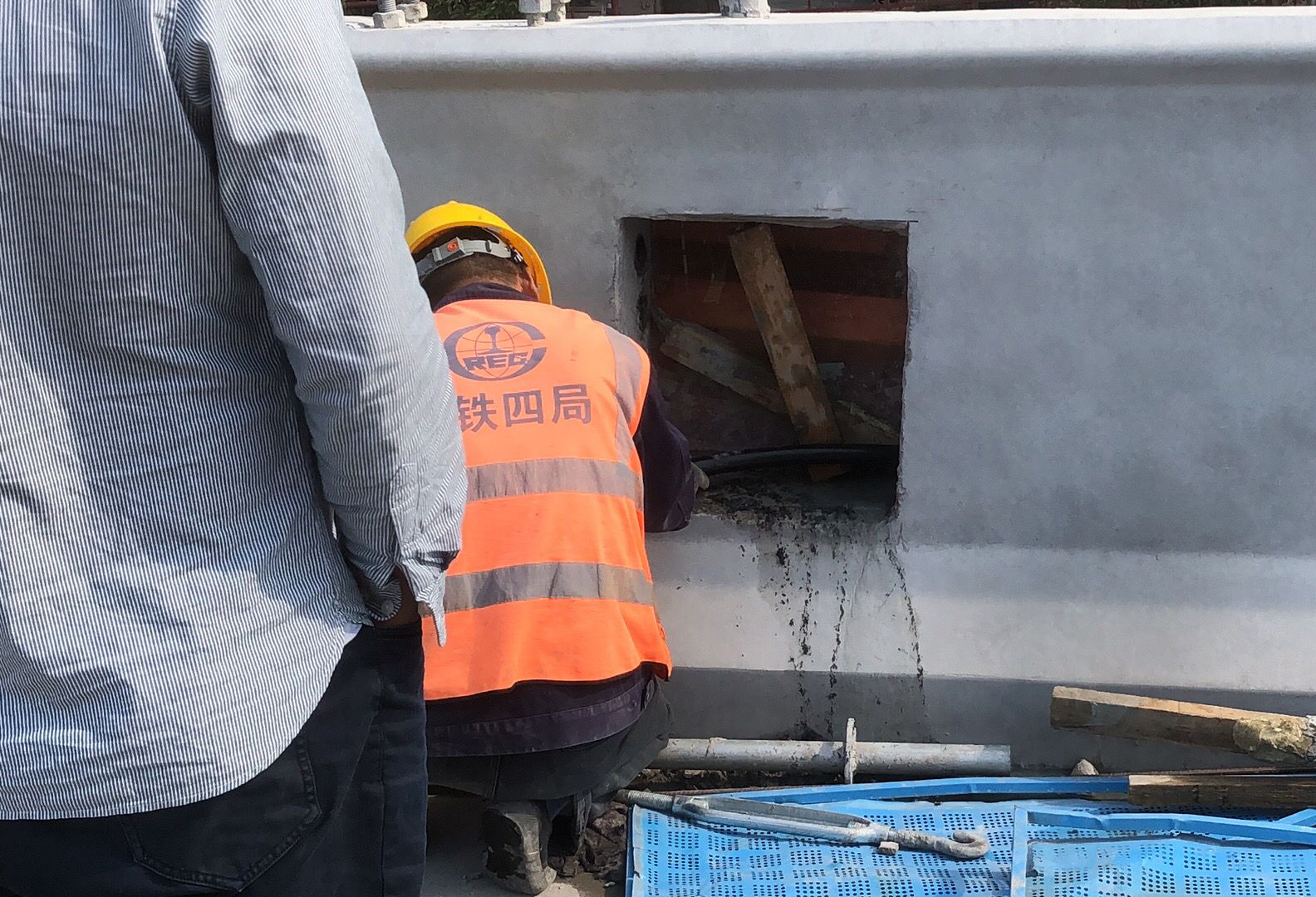 中鐵四局高架橋預埋穿線管疏通